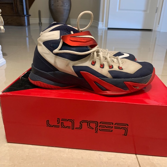 Nike LeBron Soldier 8 USA - Picture 1 of 3